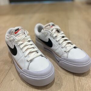 Nike Womens Court Legacy Lift